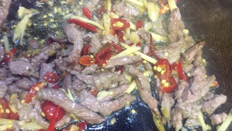 绝代双椒牛肉丝,放入老姜大蒜末,翻炒出香味