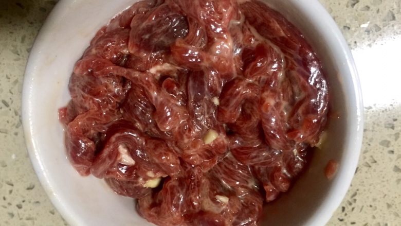 绝代双椒牛肉丝,再次搅拌均匀,直到顺滑备用