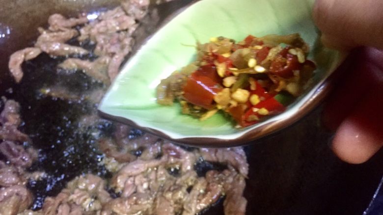 绝代双椒牛肉丝,肉散籽,发白,马上倒入泡辣椒泡姜末,稍炒一下
