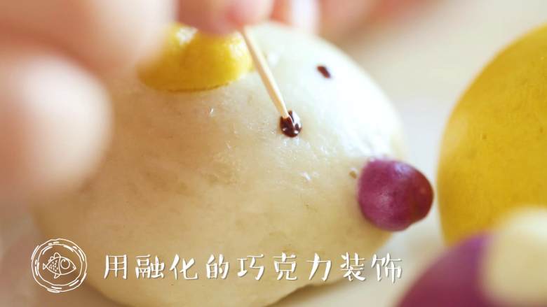 9m+小鸡馒头(宝宝辅食),最后,用隔水融化的巧克力做装饰,画上各种表情的眼睛~