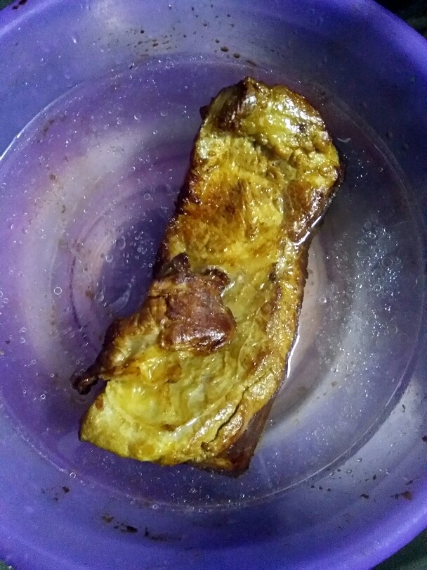 金屋藏娇,炸至皮微焦,起小疙瘩,捞起浸泡冷水中,冷却后切片