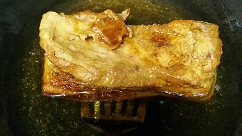 金屋藏娇,油锅4,5成热皮朝下放入肉块,注意防皮炸,这步最好带手套头盔操作