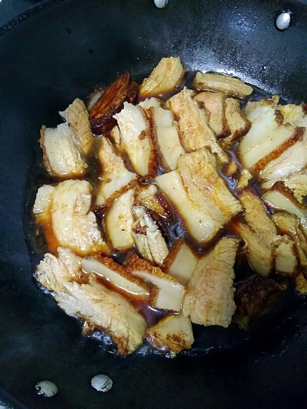 金屋藏娇,倒入肉片,翻炒上色,再倒入剩下的肉汤,老抽,盐煮10分钟,关火焖2小时以上