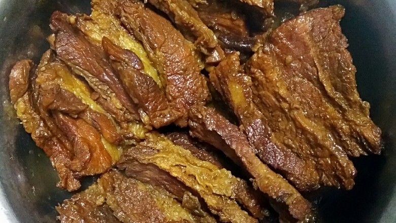 金屋藏娇,肉皮朝下放入碗中,倒锅中上色汁料,莫过皮就好