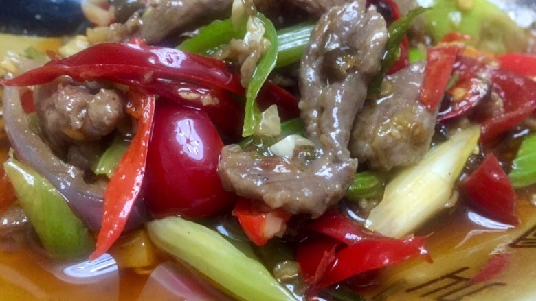 绝代双椒牛肉丝,首图没能拍出实物的色香味形,拉进看下吧,滑嫩多汁,酸辣爽口,美味佳肴,赶快吃吧……