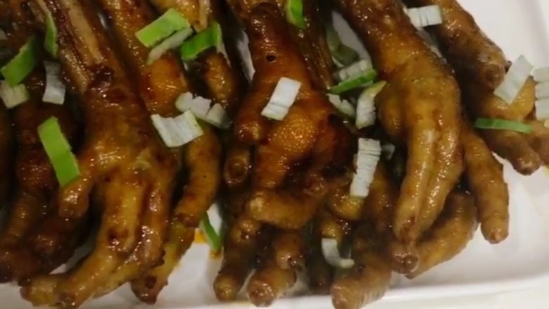 红烧鸡爪,撒上葱末,一道美味又营养的红烧鸡爪,是不是很有食欲呢?哈哈我都流口水了!