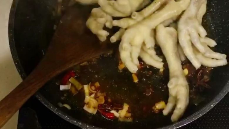 红烧鸡爪,放入焯过水的鸡爪