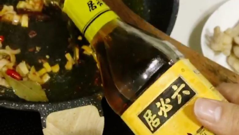 红烧鸡爪,倒入<a style='color:red;display:inline-block;' href='/shicai/ 718'>料酒</a>