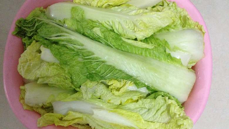 异域小菜-韩式辣白菜,
入冷处,腌制12小时以上(至少8小时),可以看到盆子中腌出了很多的水