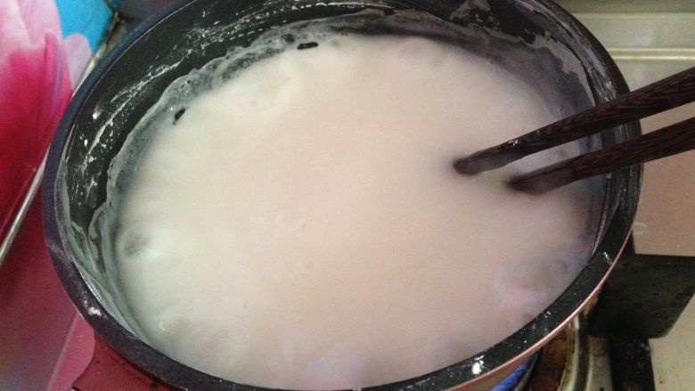 异域小菜-韩式辣白菜,煮至冒泡时即可关火,然后余温继续搅拌,即成浆糊般比较黏稠的状态,稍微冷却