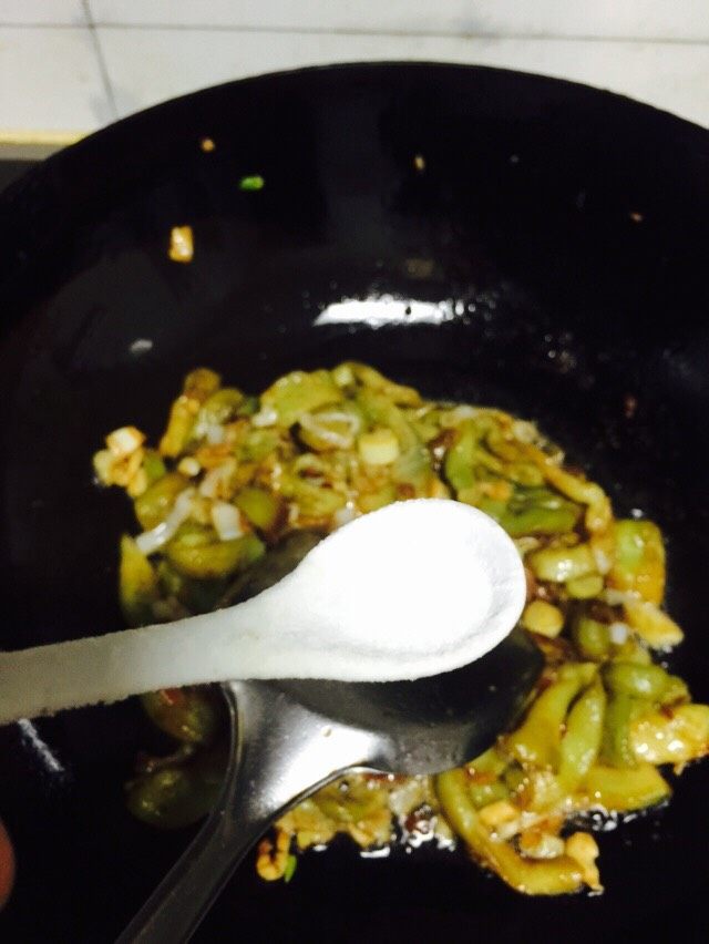 手撕茄子🍆,加入适量盐(味精或鸡精不用添加,黄豆酱中会有味)