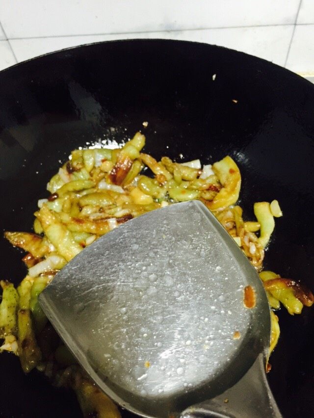 手撕茄子🍆,出锅前可加入少量清水(我用的锅铲接的),让盐份均匀被茄子吸收