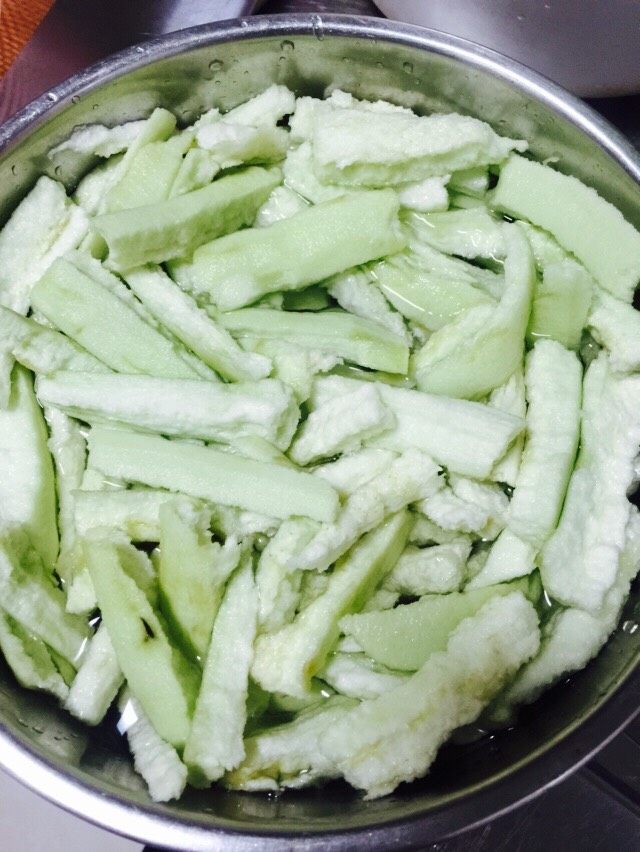 手撕茄子🍆,削皮,用手掰成小段