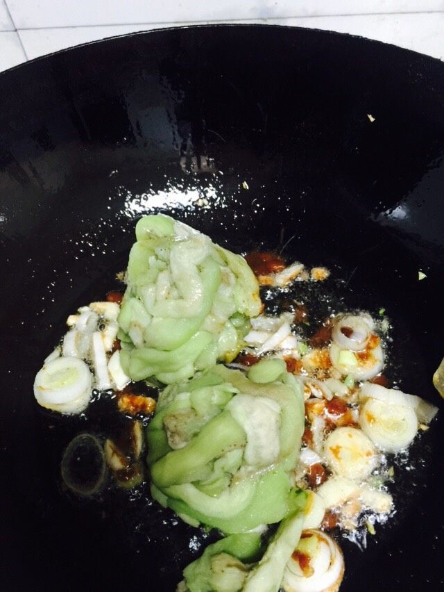 手撕茄子🍆,加入挤干水份后的茄子,大火翻炒