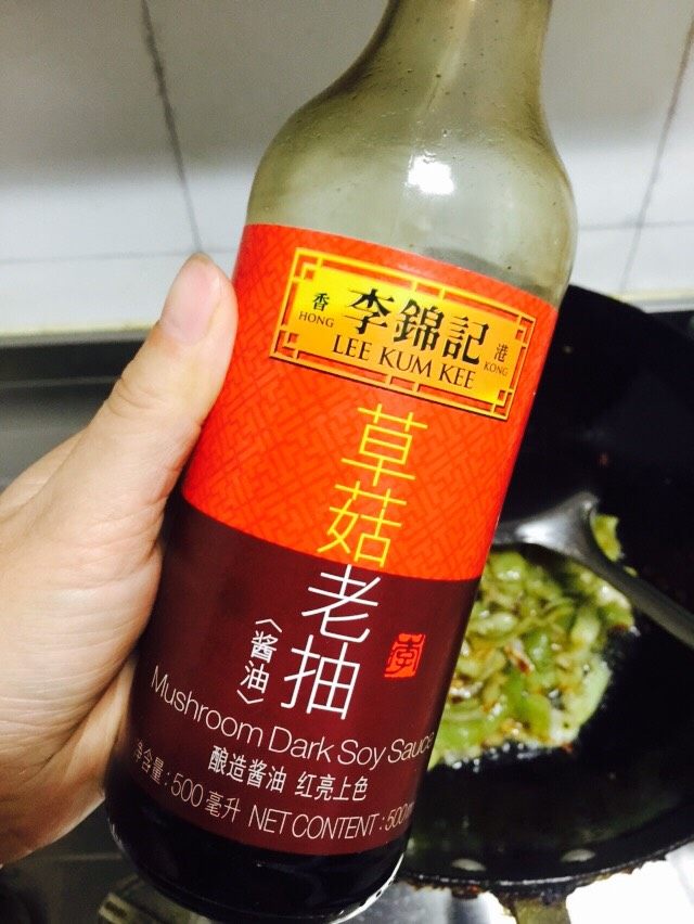 手撕茄子🍆,加入适量老抽上色