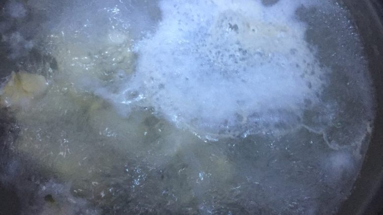 鸡翅根烧土豆,上面这层沫沫捞出来,这个水不要倒