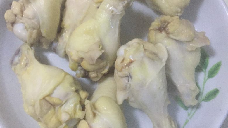 鸡翅根烧土豆,鸡翅根捞出来,用温水清洗干净