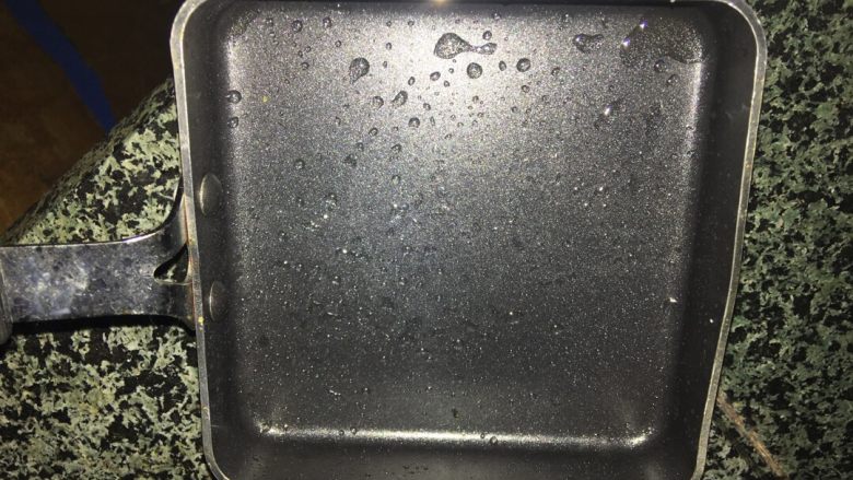 饭多士,准备一个方形的不粘锅,在底部均匀抹上油