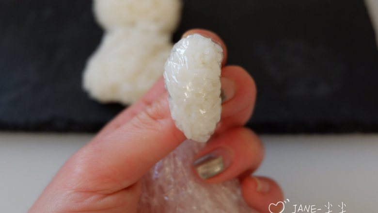 卡通泰迪犬饭团便当,取10g,捏出厚月牙的感觉,依次做好2个,做耳朵
