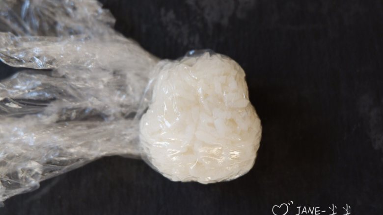卡通泰迪犬饭团便当,先取30g米饭,做头部,捏出类似葫芦的感觉,眼睛部位要扣进去,鼻子位置要突出来一点