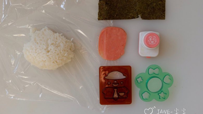 卡通泰迪犬饭团便当,所有材料备好,模具在2,3部有大图,大家自行去购物网站搜吧
我就不打广告了
米饭分成30+30+10+10