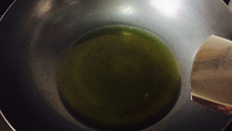 酸菜鱼,锅内下食用油烧热