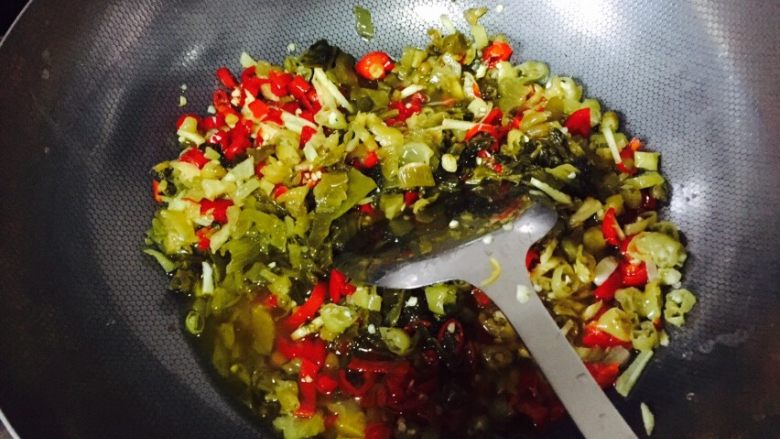酸菜鱼,将泡菜放入锅中小火炒香