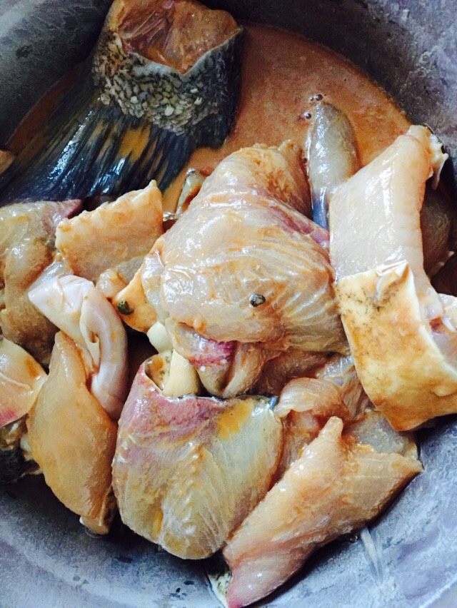酸菜鱼,将鱼片用<a style='color:red;display:inline-block;' href='/shicai/ 718'>料酒</a>、盐、<a style='color:red;display:inline-block;' href='/shicai/ 720'>胡椒粉</a>、<a style='color:red;display:inline-block;' href='/shicai/ 700'>花椒</a>、<a style='color:red;display:inline-block;' href='/shicai/ 37'>姜</a>丝、<a style='color:red;display:inline-block;' href='/shicai/ 788'>生抽</a>、<a style='color:red;display:inline-block;' href='/shicai/ 762'>老抽</a>、淀粉、<a style='color:red;display:inline-block;' href='/shicai/ 59093'>鸡蛋清</a>拌匀码味十分钟左右。
