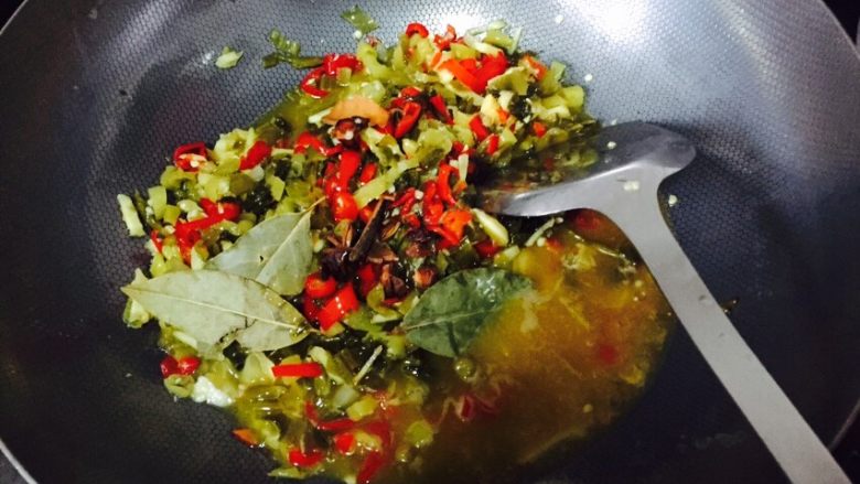 酸菜鱼,放入一个八角和香叶,香料也可不放,我是炒菜剩下的不想浪费,继续翻炒出颜色