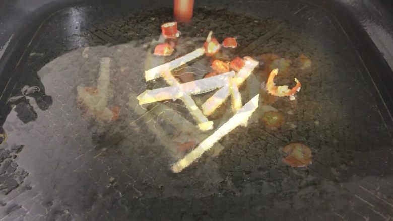 菠萝鸡丁,锅内留少许油,放姜丝,小米椒爆香