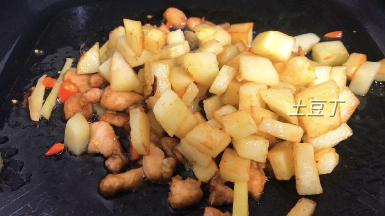 菠萝鸡丁,再放土豆丁,继续翻炒