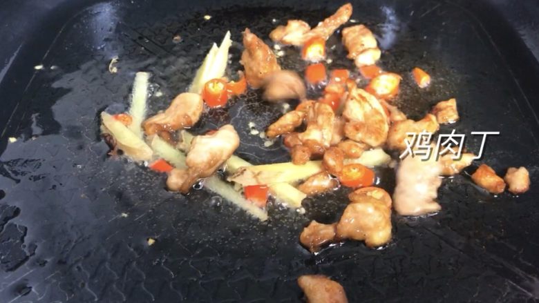 菠萝鸡丁,再放鸡丁,翻炒均匀