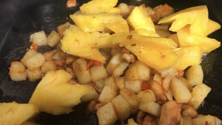 菠萝鸡丁,接着放菠萝,继续翻炒