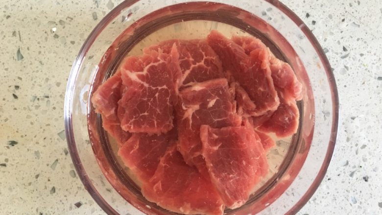 牛肉炒年糕,牛肉切片用水泡一会,将血泡出