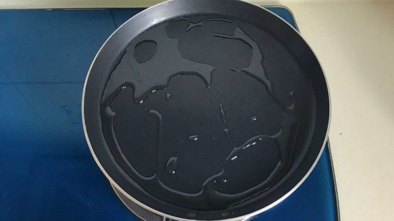 年糕鸡蛋饼,找一个煎饼锅,放少许油,中火