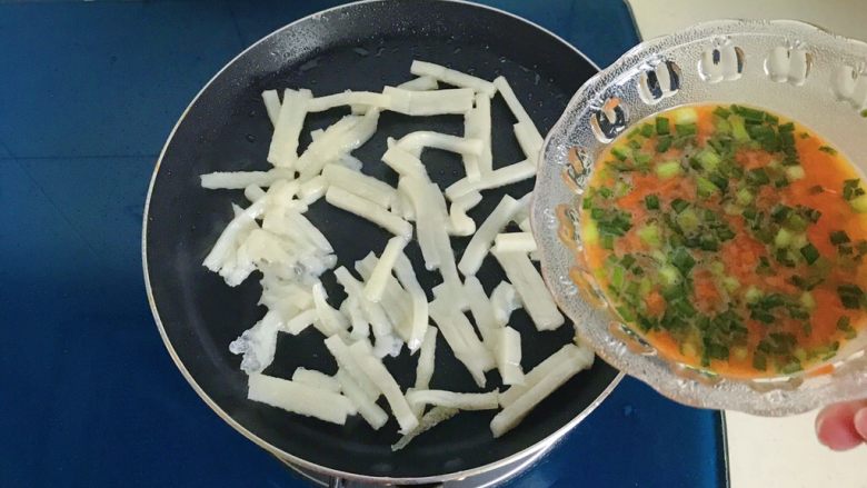 年糕鸡蛋饼,等水煮干,年糕变软,倒入蛋液