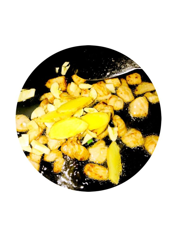🌱四季🌱土豆🥔肉丁🌱,10:肉炒黄加入生姜 大蒜 <a style='color:red;display:inline-block;' href='/shicai/ 718'>料酒</a>(适量)