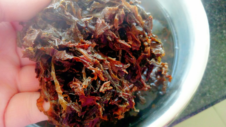 梅干菜肉包子,泡好后清洗两遍,挤干水分
