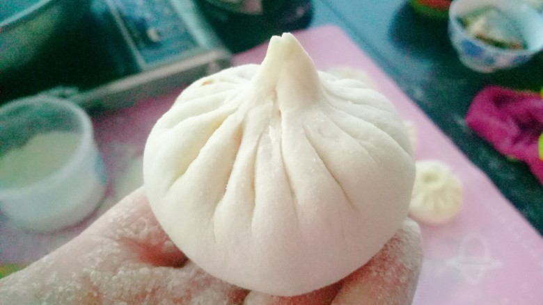 梅干菜肉包子,包成包子,再次醒发20分钟,冷水下锅,水开15分钟。