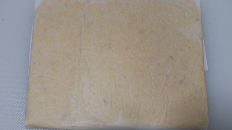 红薯枣泥糕,先取其中一个用油纸包裹起来,擀成方片,我擀的大小大概长20宽16吧,厚3mm