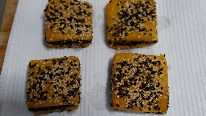 红薯枣泥糕,最后取出用油纸擦掉多余的油份即可食用 当然,你也可以不用擦油,直接吃!