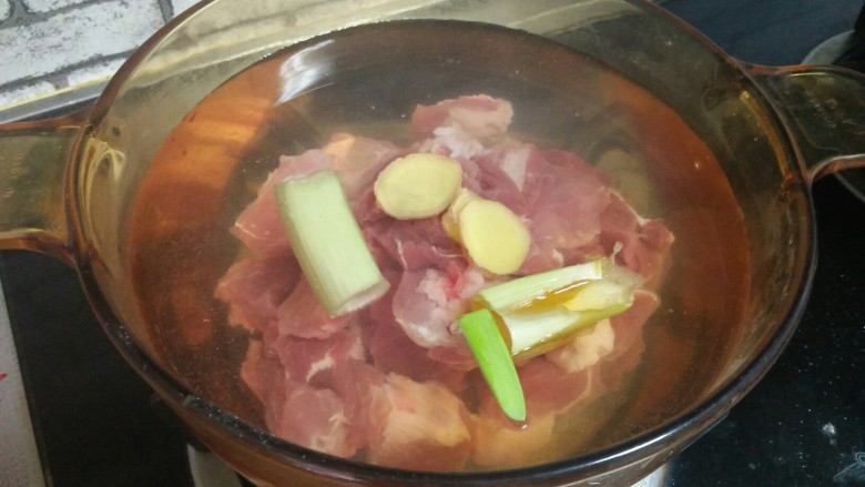 红烧羊肉,加姜片,葱段