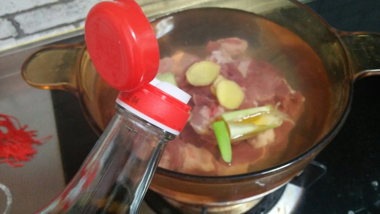 红烧羊肉,<a style='color:red;display:inline-block;' href='/shicai/ 718'>料酒</a>,大火烧开,捞出羊肉