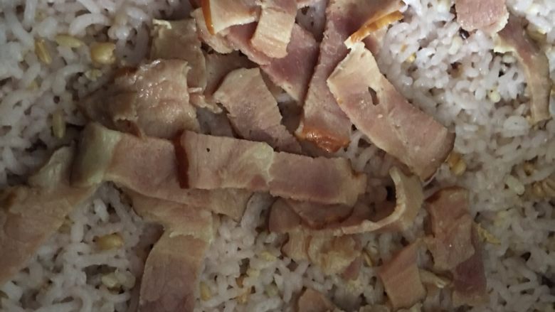 鸽酿饭,先把米饭煮熟,要根据口味加入点盐、麻油等调料,我那天还加了点烟肉(可不加)