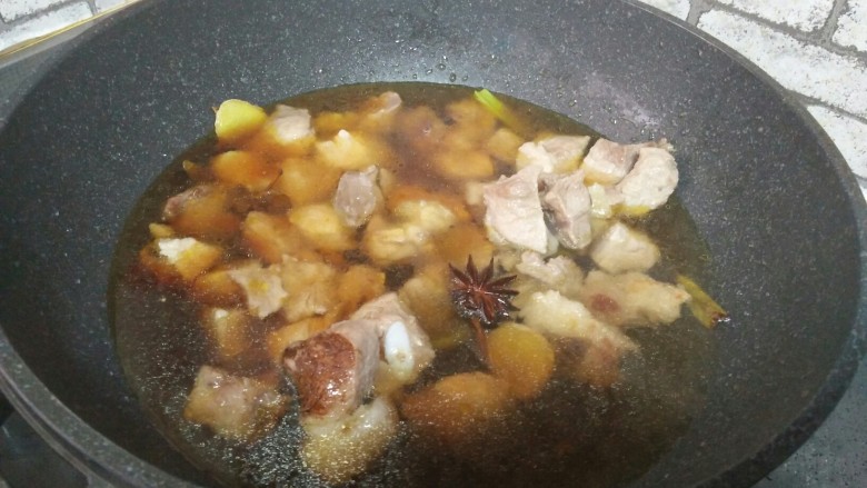 红烧羊肉,加冰糖,适量开水