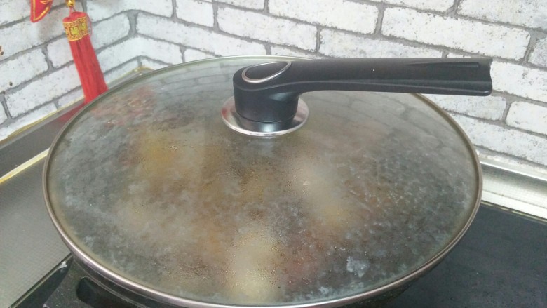 红烧羊肉,大火烧开,转小火煮一个小时,加盐,大火收汁即可