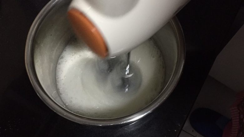 花生奶油蛋糕,打发蛋白之前提前预热烤箱150度5分钟一10分钟左右,蛋白分三次加入细砂糖