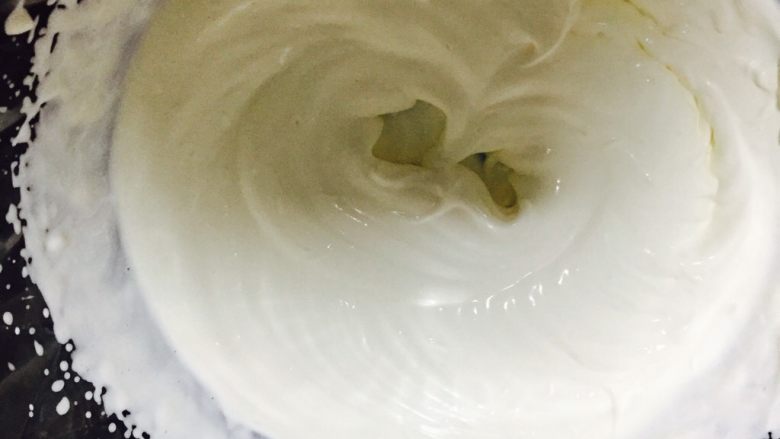 花生奶油蛋糕,奶油打发到不流动的状态