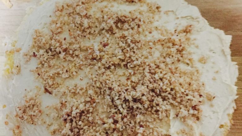 花生奶油蛋糕,中间夹层抹上花生奶油配料加上花生糖粉