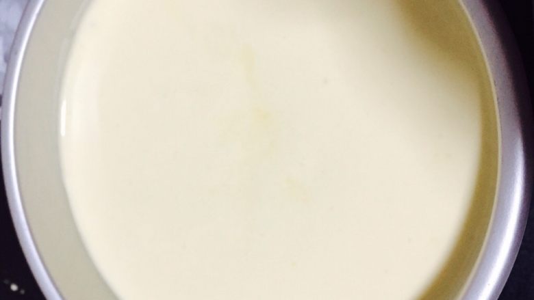 花生奶油蛋糕,倒入6寸的模具中,用手端住模具用力震两下,放入预热好的烤箱150度烤75分钟(自家烤箱温度调整)。